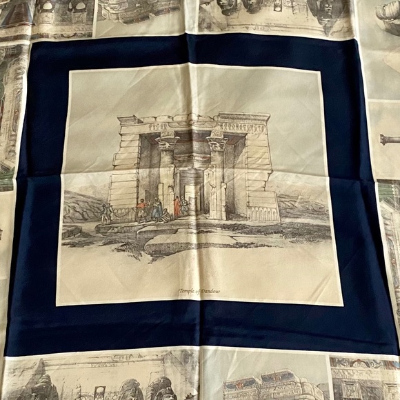 Metropolitan Museum of Art Silk Scarf - Made in Italy - Picture 5 of 6